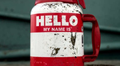 un vaso que dice Hello my name is