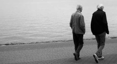 dos hombres ancianos caminando juntos