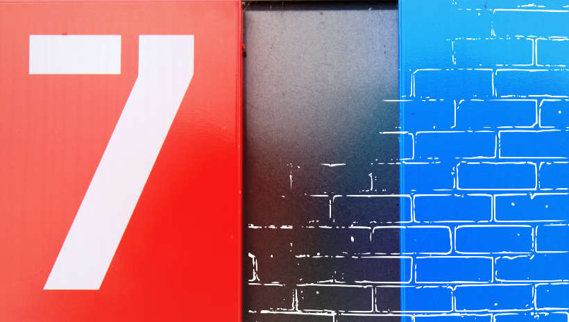 el número 7 en una pared roja