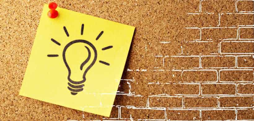un sticky note con un dibujo de una bombilla