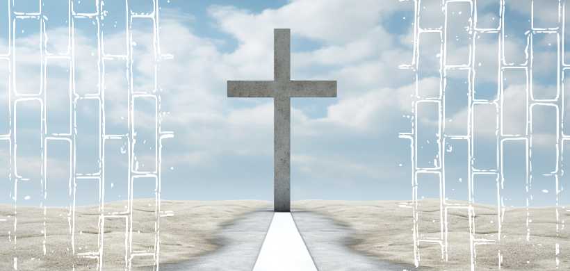 una cruz en el centro de un camino largo
