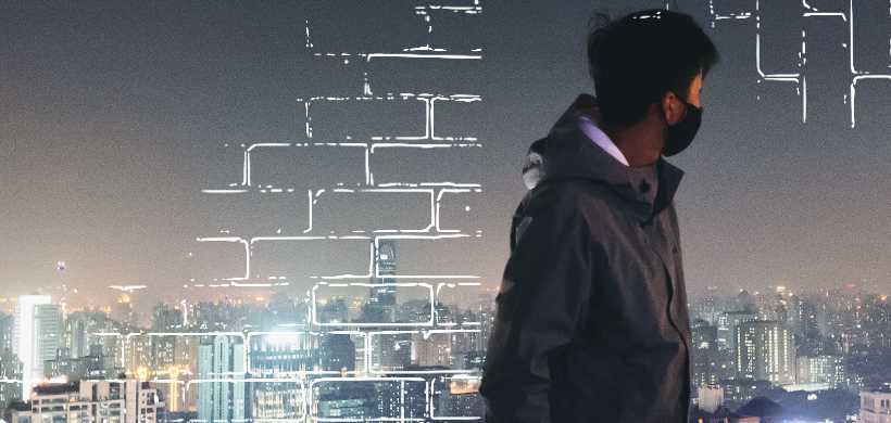 un hombre, con una mascarilla mirando hacia la ciudad que se ve en lo profundo