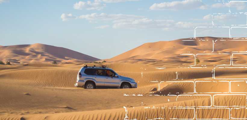 una SUV manejando en un desierto