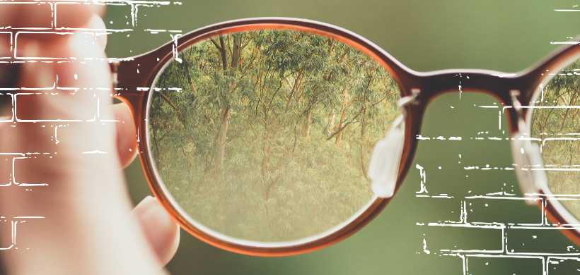 unos espejuelos donde la imágen se encofca en los lentes