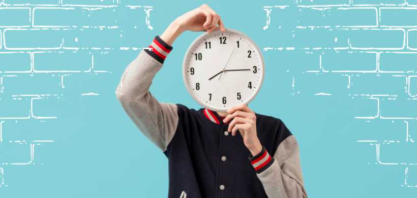 un hombre con un reloj sobre su cara