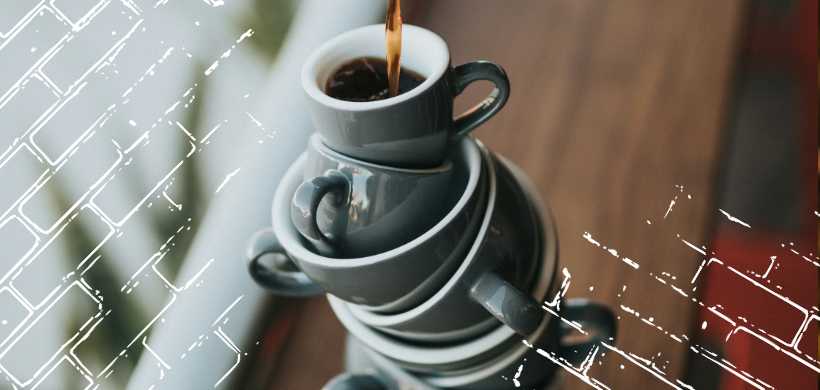tazas de cafe, una encima de la otra, siendo llenas