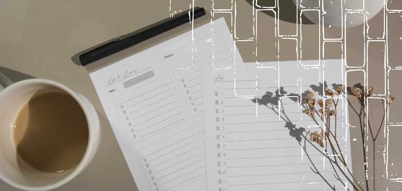 un planner abierto y vacio con un cafe al lado