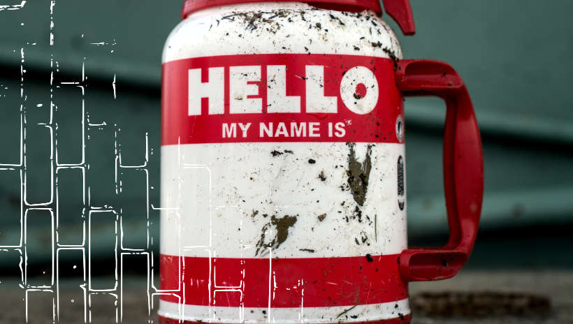 un vaso que dice Hello my name is