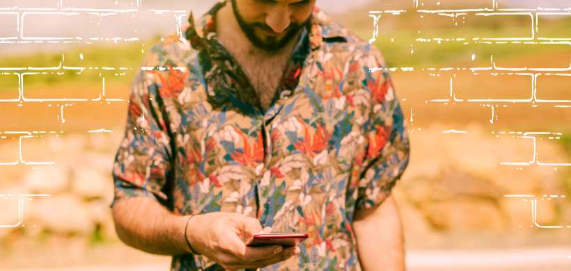un hombre mirando su celular