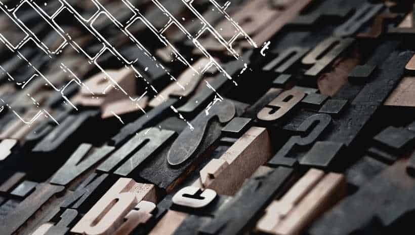 muchas letras de madera, no hay palabras escritas