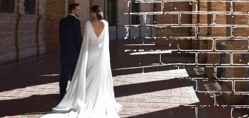 una pareja recien cazadas caminando juntos adentro de un edificio