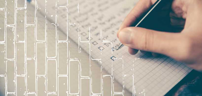 un librata con una lista