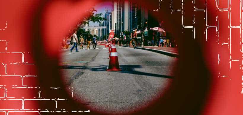 un circulo donde uno ve conos de trafico, el resto es rojo