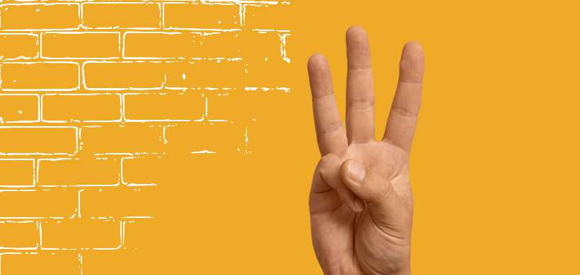 una mano con tres dedos alzados